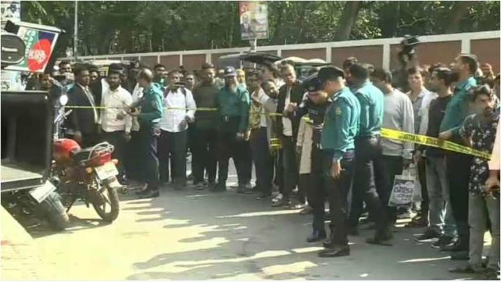 খুলনায় আদালতে হাজিরা দিতে আসা দুইজনকে প্রকাশ্যে গুলি করে হত্যা